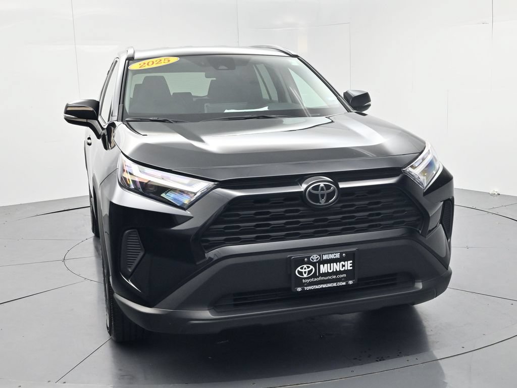 Used 2025 Toyota RAV4 XLE AWD/4WD image 2