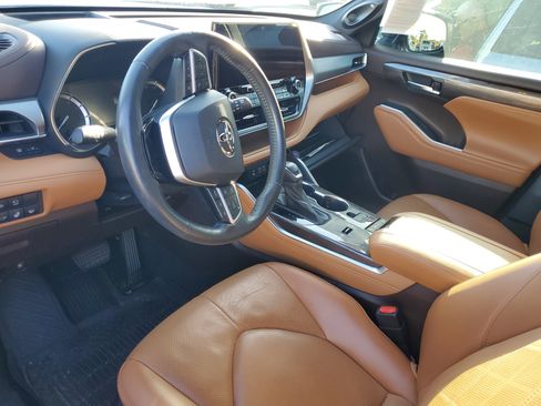 Used 2022 Toyota Highlander Platinum image 11