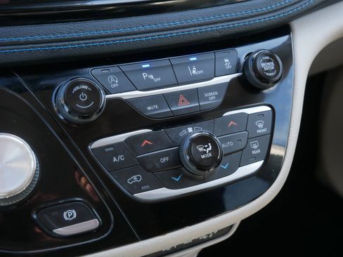 Certified 2021 Chrysler Pacifica Touring FWD image 26