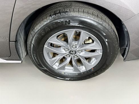 Used 2024 Toyota Sienna LE FWD image 25