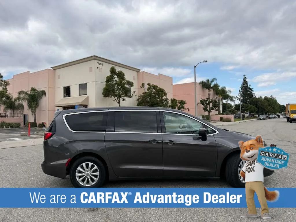 Used 2017 Chrysler Pacifica Touring w/ Tire & Wheel Group FWD image 4