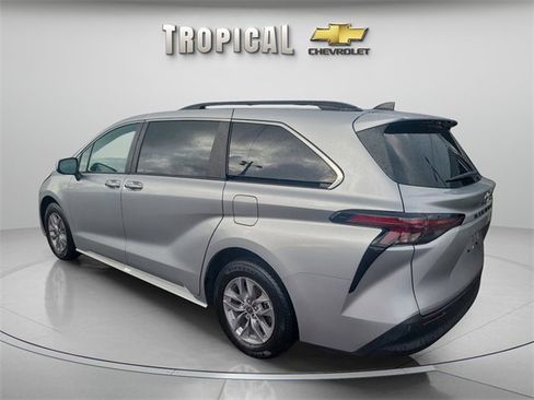 Used 2023 Toyota Sienna XLE image 3