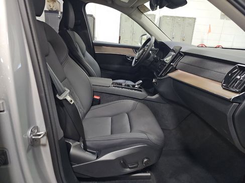 Certified 2025 Volvo XC90 B6 Plus image 4