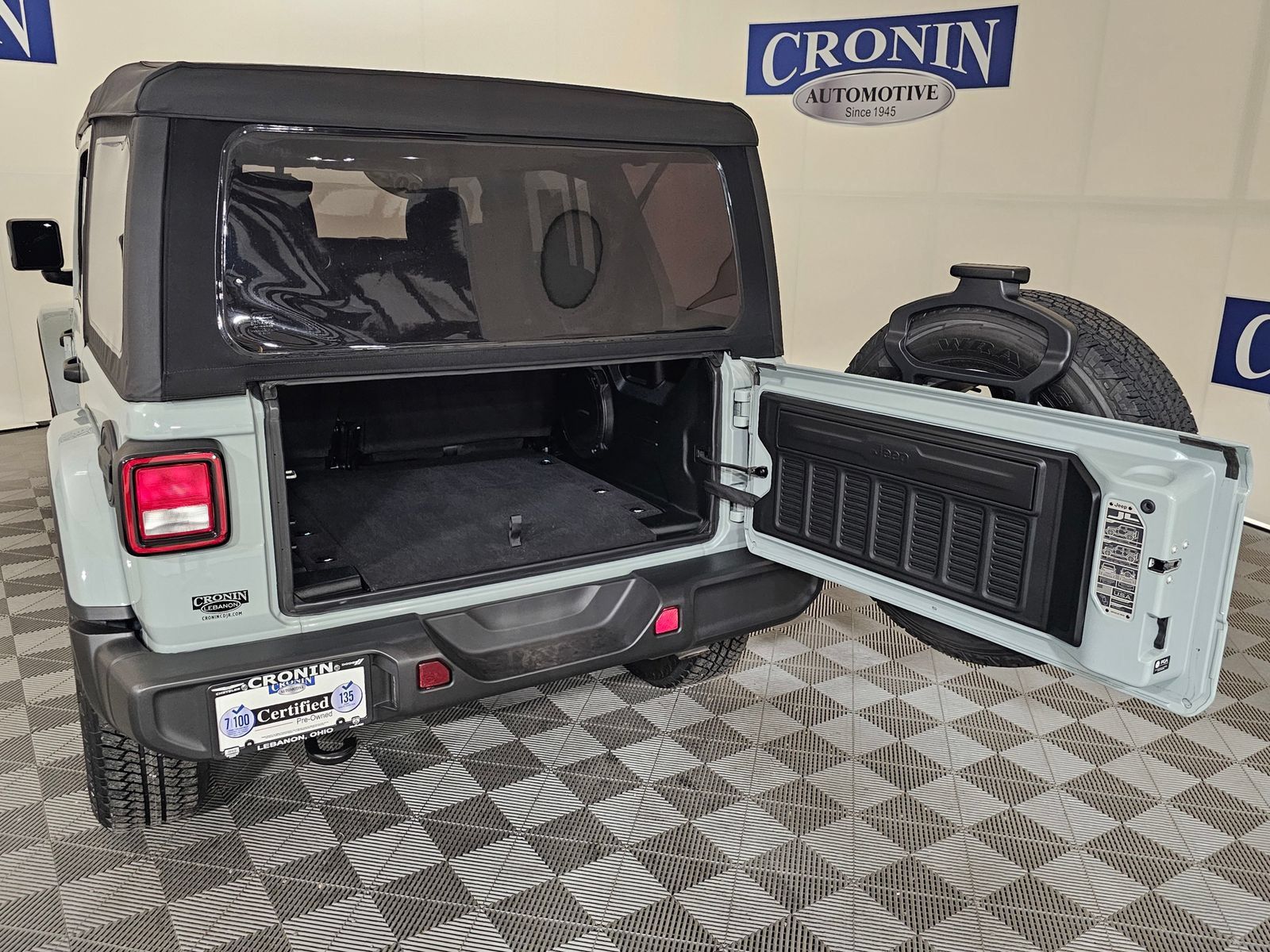 Used 2023 Jeep Wrangler Unlimited Sahara w/ Cold Weather Group AWD/4WD image 26