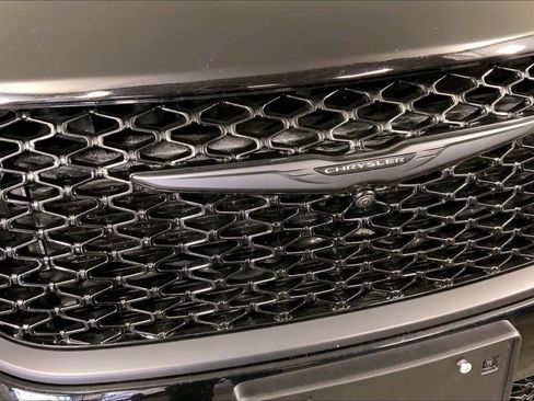 Used 2024 Chrysler Pacifica Limited w/ Uconnect Theater Family Group image 29