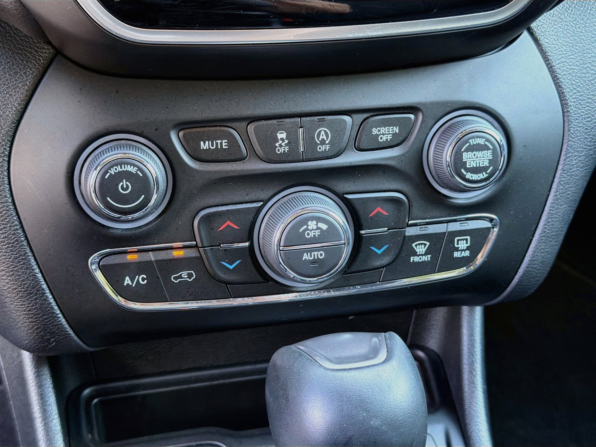 Used 2019 Jeep Cherokee Limited w/ Luxury Group FWD image 13