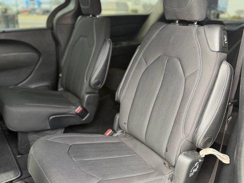 Used 2019 Chrysler Pacifica Touring Plus w/ S Appearance Package FWD image 18