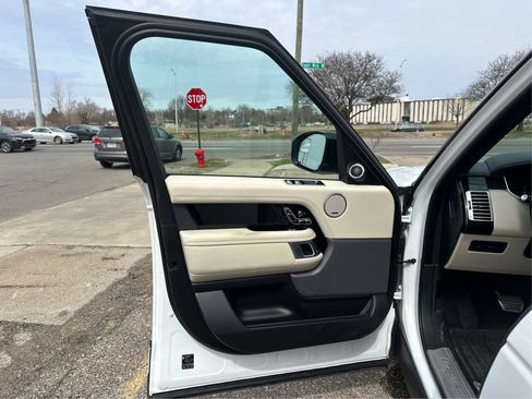 Used 2020 Land Rover Range Rover HSE image 16