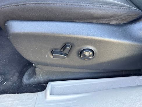 Used 2022 Chrysler Voyager LX FWD image 17