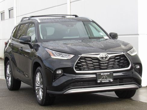 New 2025 Toyota Highlander Platinum image 2