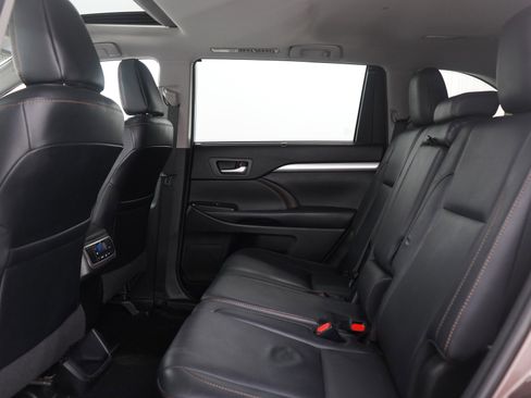 Used 2018 Toyota Highlander XLE w/ Carpet Mat Package (TMS) image 22