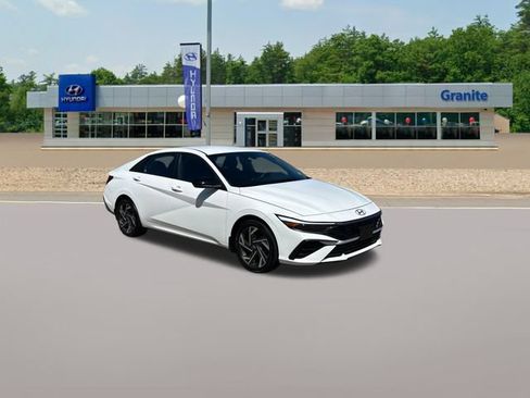 Used 2025 Hyundai Elantra SEL FWD image 5