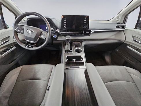 Used 2022 Toyota Sienna Limited image 20