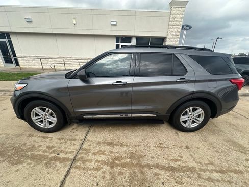 Used 2024 Ford Explorer XLT image 4