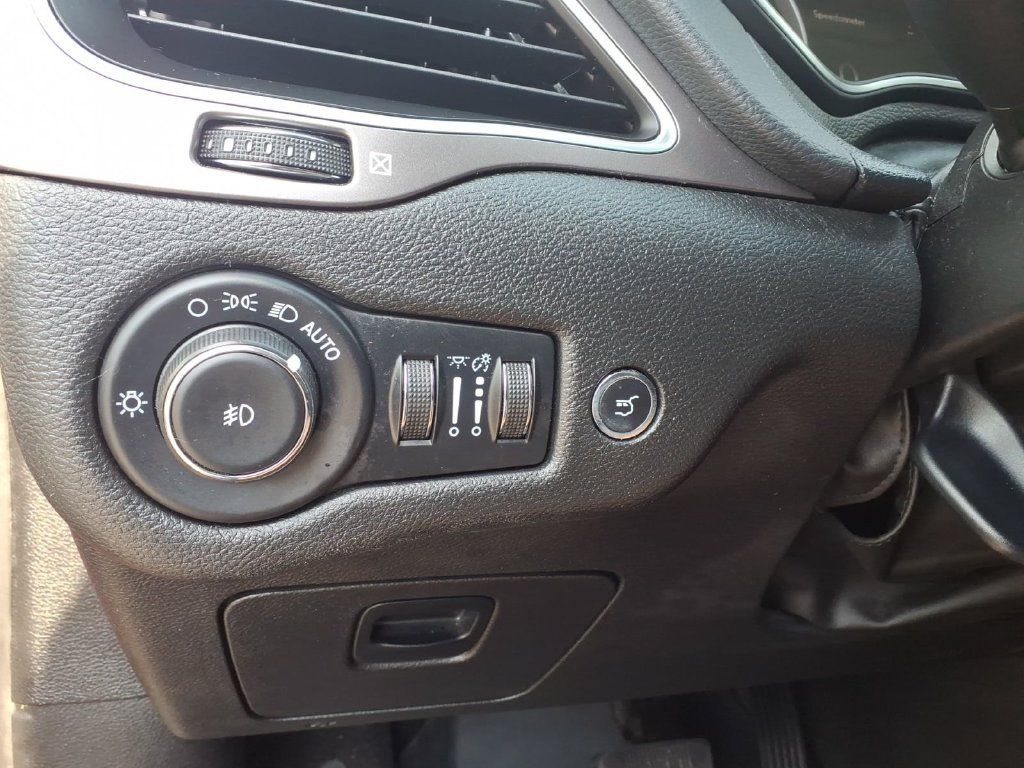 Used 2022 Jeep Cherokee Latitude Lux w/ Mopar Interior Package FWD image 13