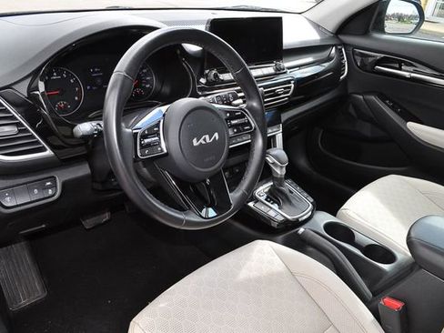 Used 2023 Kia Seltos EX AWD/4WD image 9