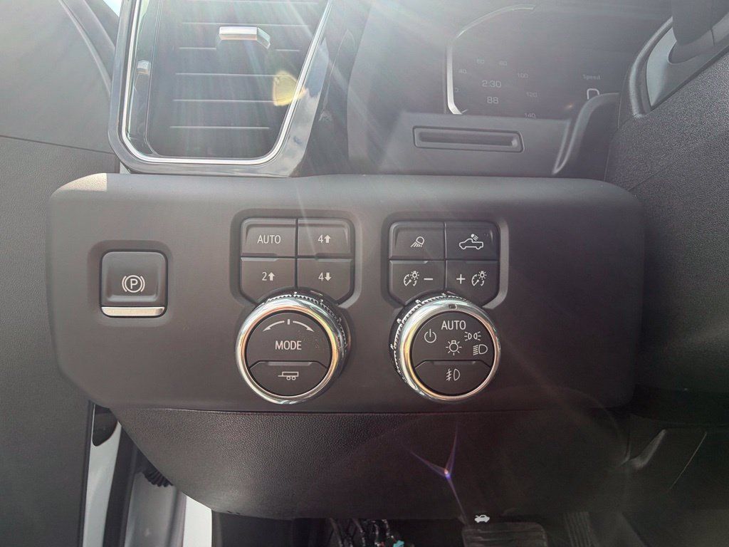 Used 2025 GMC Sierra 2500 Denali AWD/4WD image 4