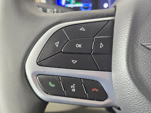 Used 2022 Chrysler Pacifica Limited w/ Uconnect Theater Family Group FWD image 35