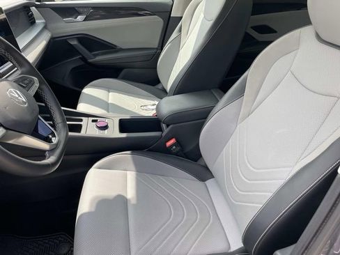 Used 2026 Volkswagen Tiguan SE w/ Panoramic Sunroof Package FWD image 23