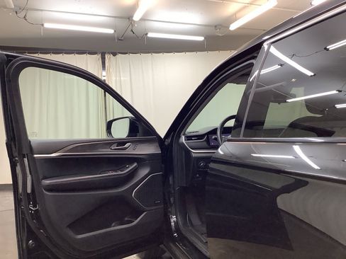 Used 2021 Jeep Grand Cherokee L Limited image 12