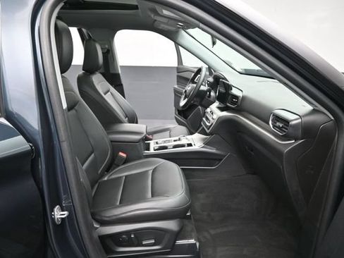 Certified 2022 Ford Explorer XLT w/ Equipment Group 202A AWD/4WD image 31