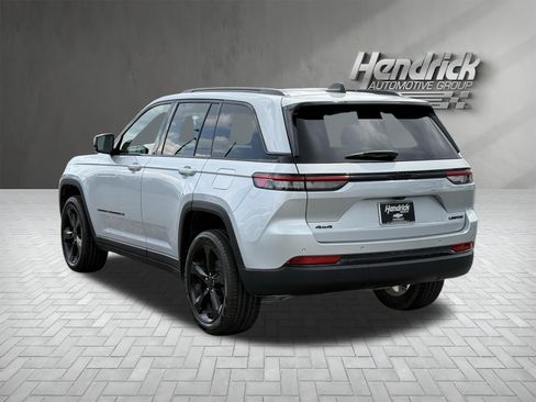 Used 2024 Jeep Grand Cherokee Limited w/ Black Appearance Package AWD/4WD image 9