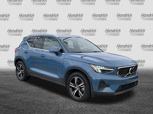 Used 2025 Volvo XC40 B5 Core image 2