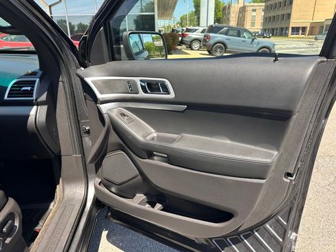Used 2015 Ford Explorer XLT w/ Equipment Group 202B FWD image 18