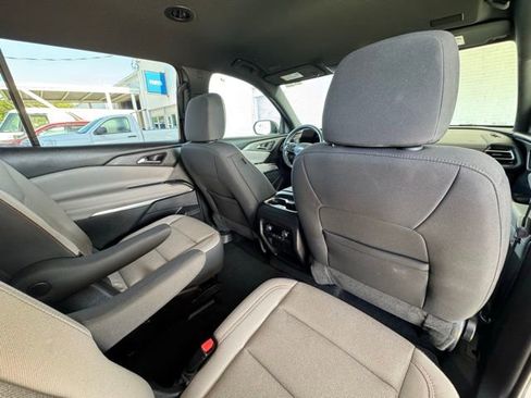 Used 2025 Chevrolet Traverse LT image 28