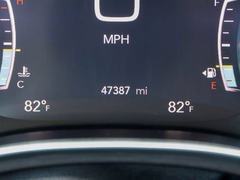 Used 2024 Chrysler Pacifica Touring-L FWD image 25