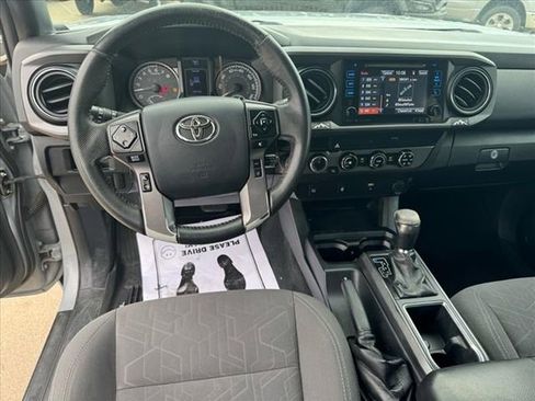 Used 2018 Toyota Tacoma TRD Off-Road AWD/4WD image 10