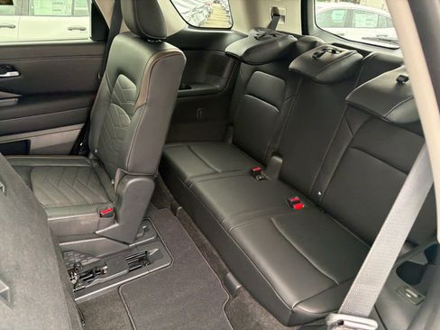 Used 2025 Nissan Pathfinder Platinum w/ Cargo Package image 11