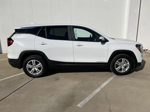 Used 2024 GMC Terrain SLE image 8