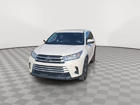 Used 2019 Toyota Highlander LE image 3