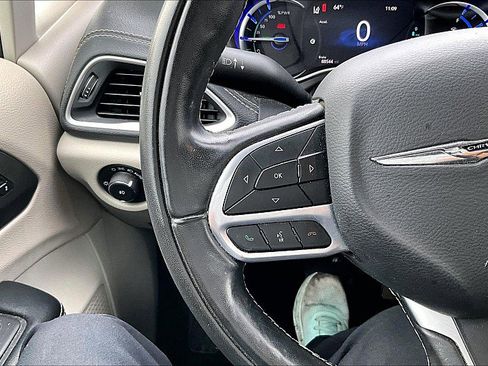 Used 2022 Chrysler Pacifica Touring-L w/ Uconnect Theater Family Group FWD image 33