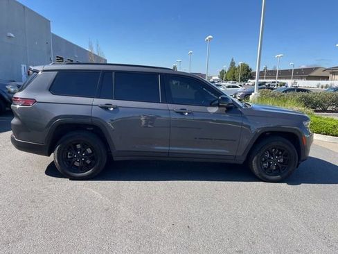 Used 2025 Jeep Grand Cherokee L Laredo image 4