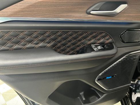 Used 2022 Jeep Grand Cherokee Summit w/ Luxury Tech Group V image 17