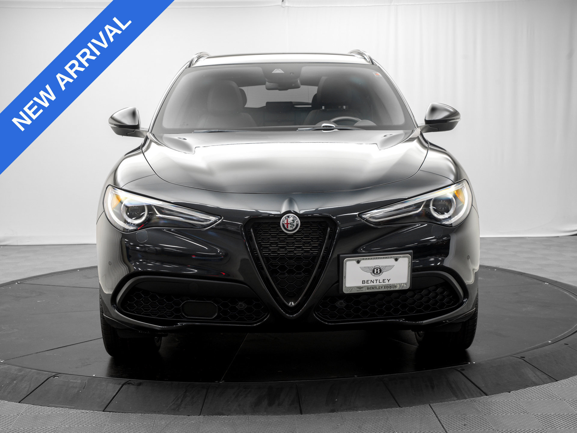 Used 2023 Alfa Romeo Stelvio Veloce AWD/4WD image 2