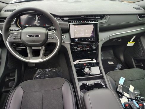 New 2025 Jeep Grand Cherokee 4WD image 15