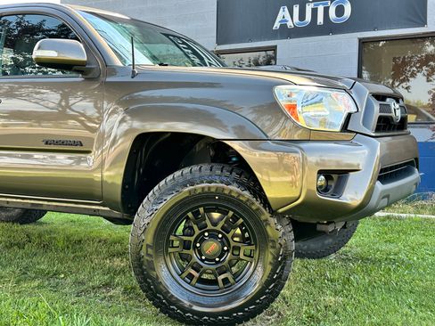 Used 2015 Toyota Tacoma 4x4 Double Cab w/ TRD Sport Package image 2