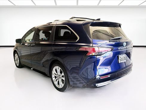 Used 2022 Toyota Sienna Platinum FWD image 6