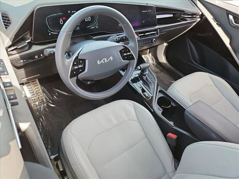 Used 2024 Kia Niro EX Touring FWD image 10