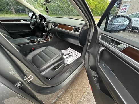 Used 2016 Volkswagen Touareg VR6 AWD/4WD image 9