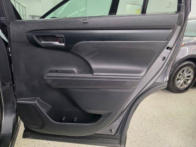 Used 2020 Toyota Highlander XLE AWD/4WD image 36
