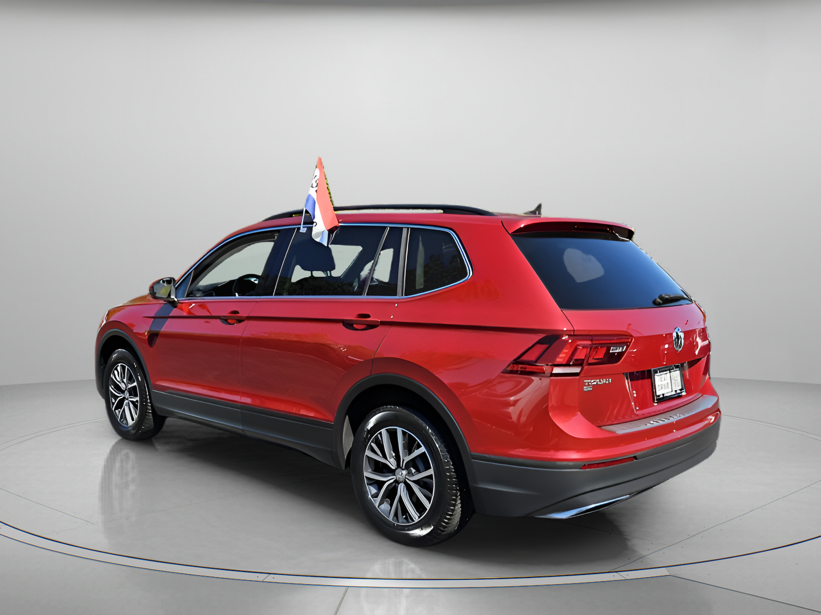 Used 2019 Volkswagen Tiguan SE w/ Panoramic Sunroof Package FWD image 3