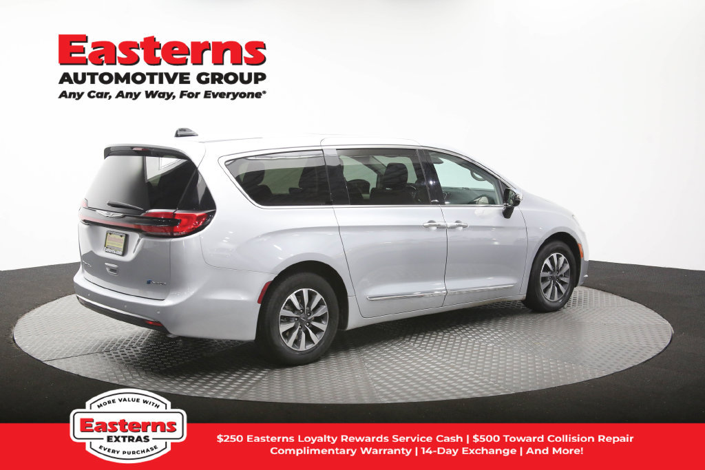 Used 2023 Chrysler Pacifica Limited FWD image 44