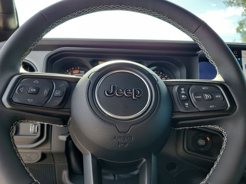 Used 2025 Jeep Wrangler Unlimited Sport AWD/4WD image 18