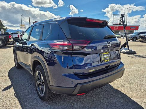 Used 2025 Nissan Rogue SV image 9