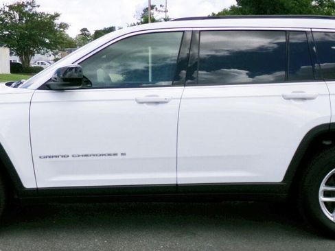 Used 2025 Jeep Grand Cherokee L Laredo w/ Trailer Tow Package RWD image 2