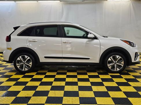 Used 2022 Kia Niro EX image 2